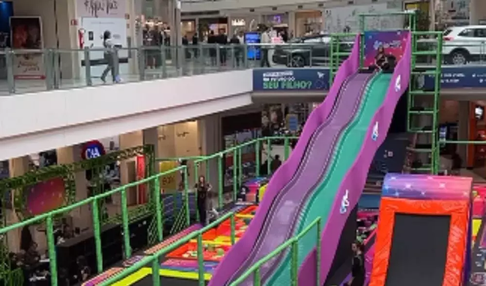 Criança cai de brinquedo em shopping center de Juiz de Fora